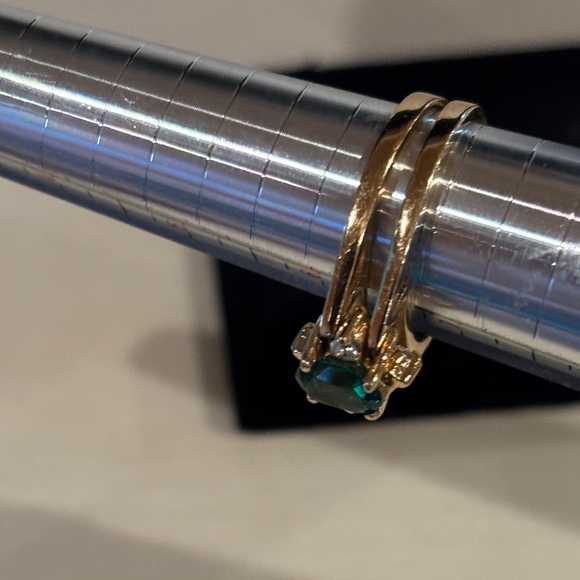 Elegant Gold and Green Gemstone Ring. Avon Reversible ring size 6 1/2. - Picture 11 of 11